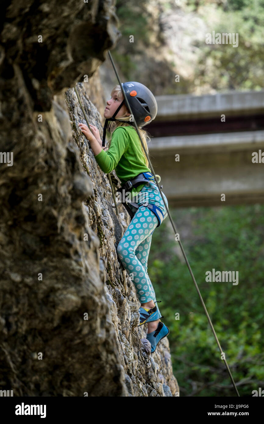 Una giovane ragazza rock salite a Wheeler Gorge, California. Foto Stock