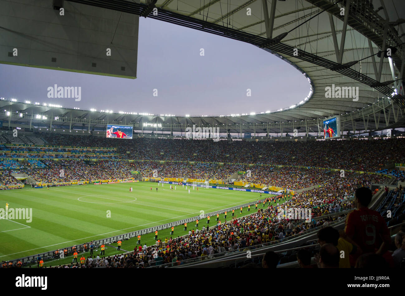 Lo stadio Maracanã visto dall'interno durante una partita di calcio, Rio de Janeiro, Brasile Foto Stock