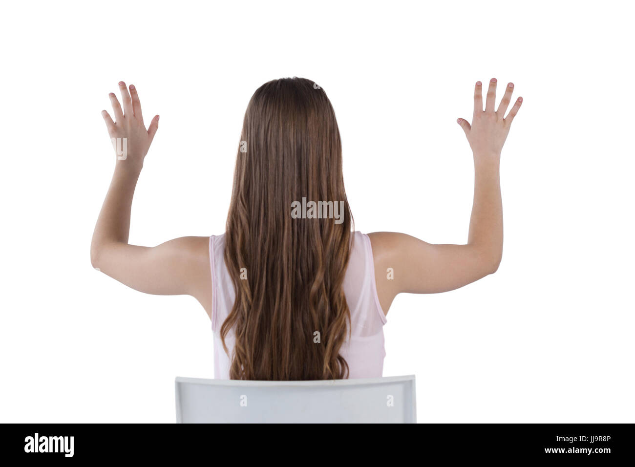 Vista posteriore di una ragazza premendo un invisibile schermo virtuale contro uno sfondo bianco Foto Stock