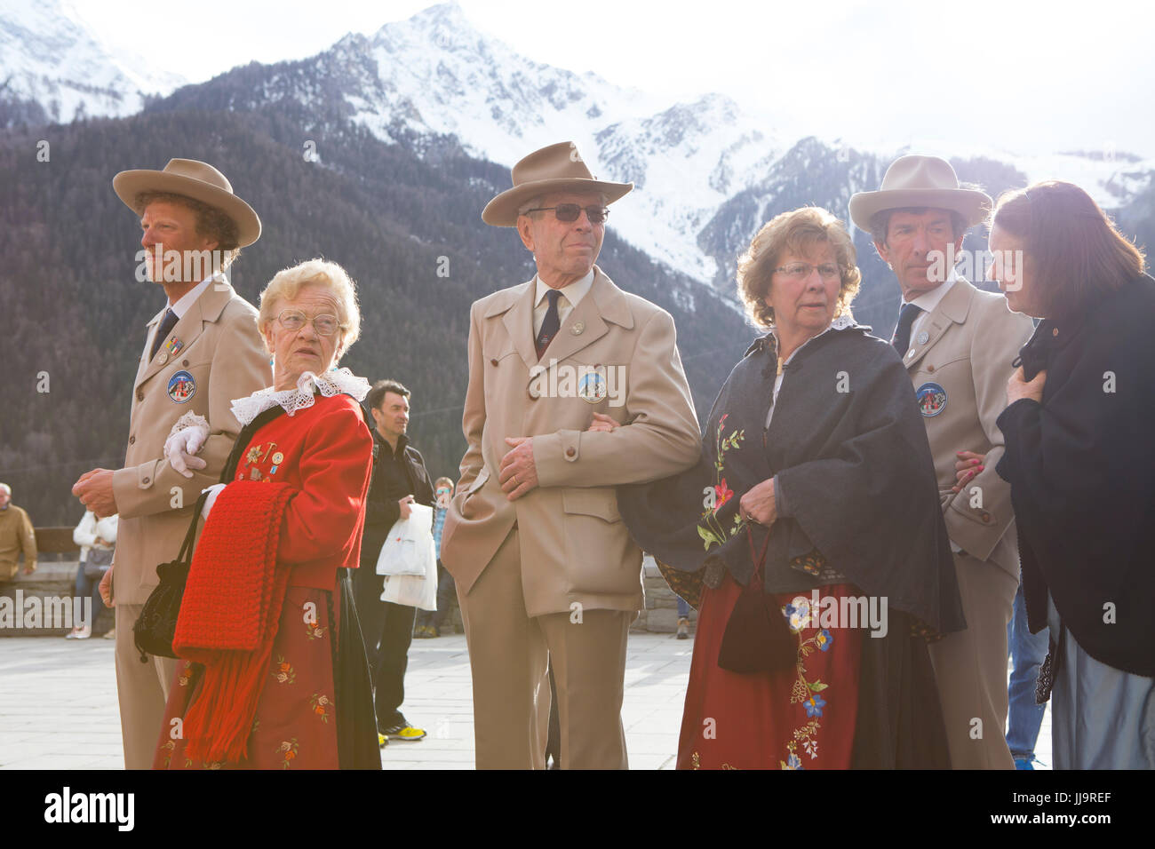 Un gruppo di italiani guide di montagna sono vestiti in abiti tradizionali delle Guide Alpine di Courmayeur per la sfilata di un corteo attraverso il villaggio di Courmayeur. Foto Stock