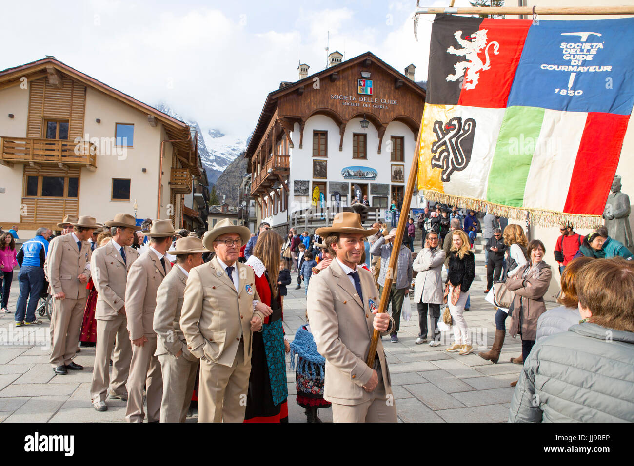 Un gruppo di italiani guide di montagna sono vestiti in abiti tradizionali delle Guide Alpine di Courmayeur per la sfilata di un corteo attraverso il villaggio di Courmayeur. Foto Stock