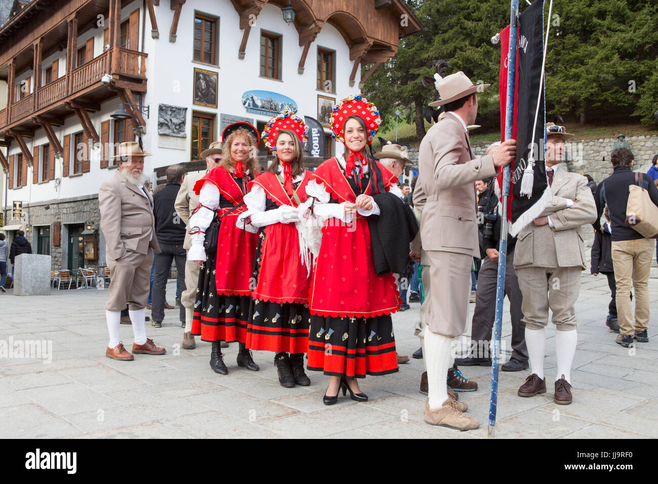 Un gruppo di italiani guide di montagna sono vestiti in abiti tradizionali  delle Guide Alpine di Courmayeur per la sfilata di un corteo attraverso il  villaggio di Courmayeur Foto stock - Alamy