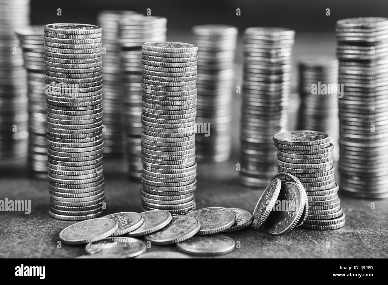 Immagine in bianco e nero di monete in pile, profondità di campo. Foto Stock