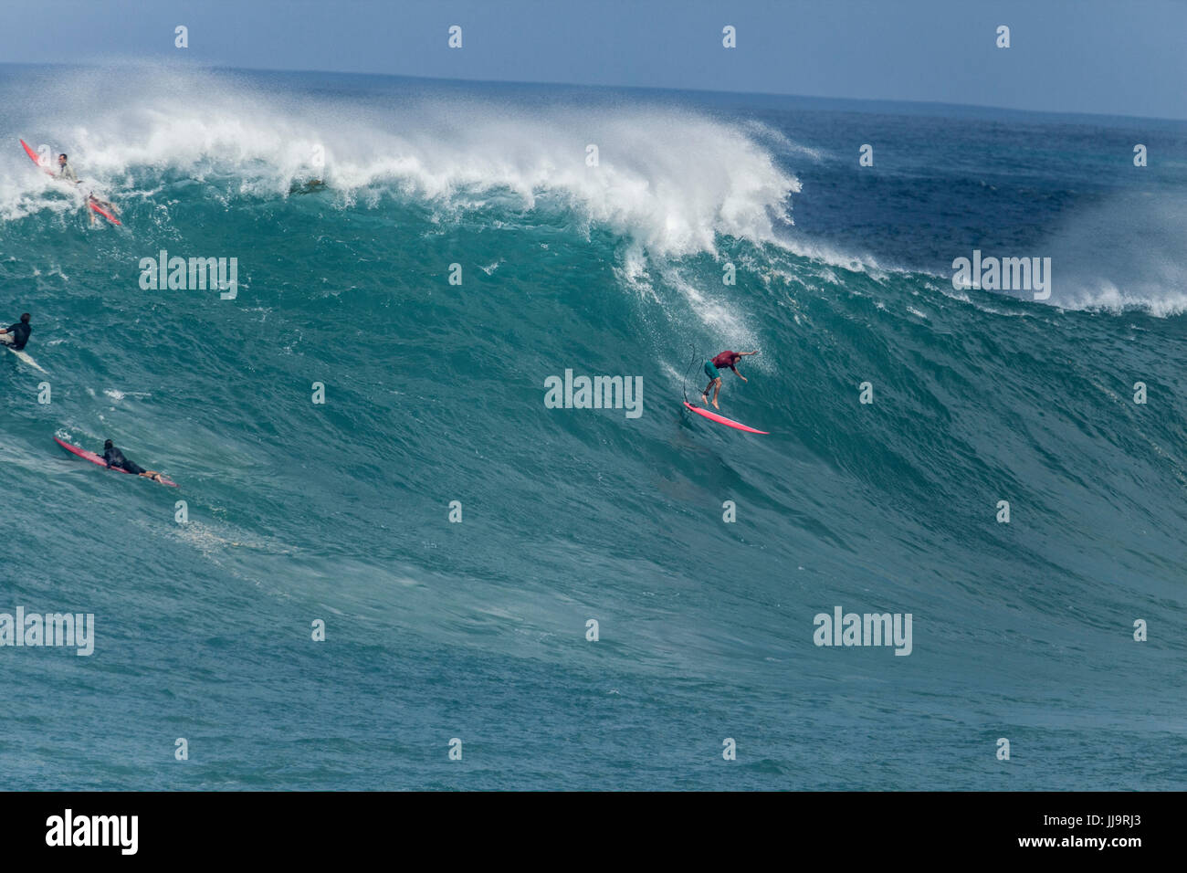Jamie Sterling tergi fuori su un enorme ondata a Waimea Bay, durante la Eddie Aikau big wave invitational surf contest. Foto Stock