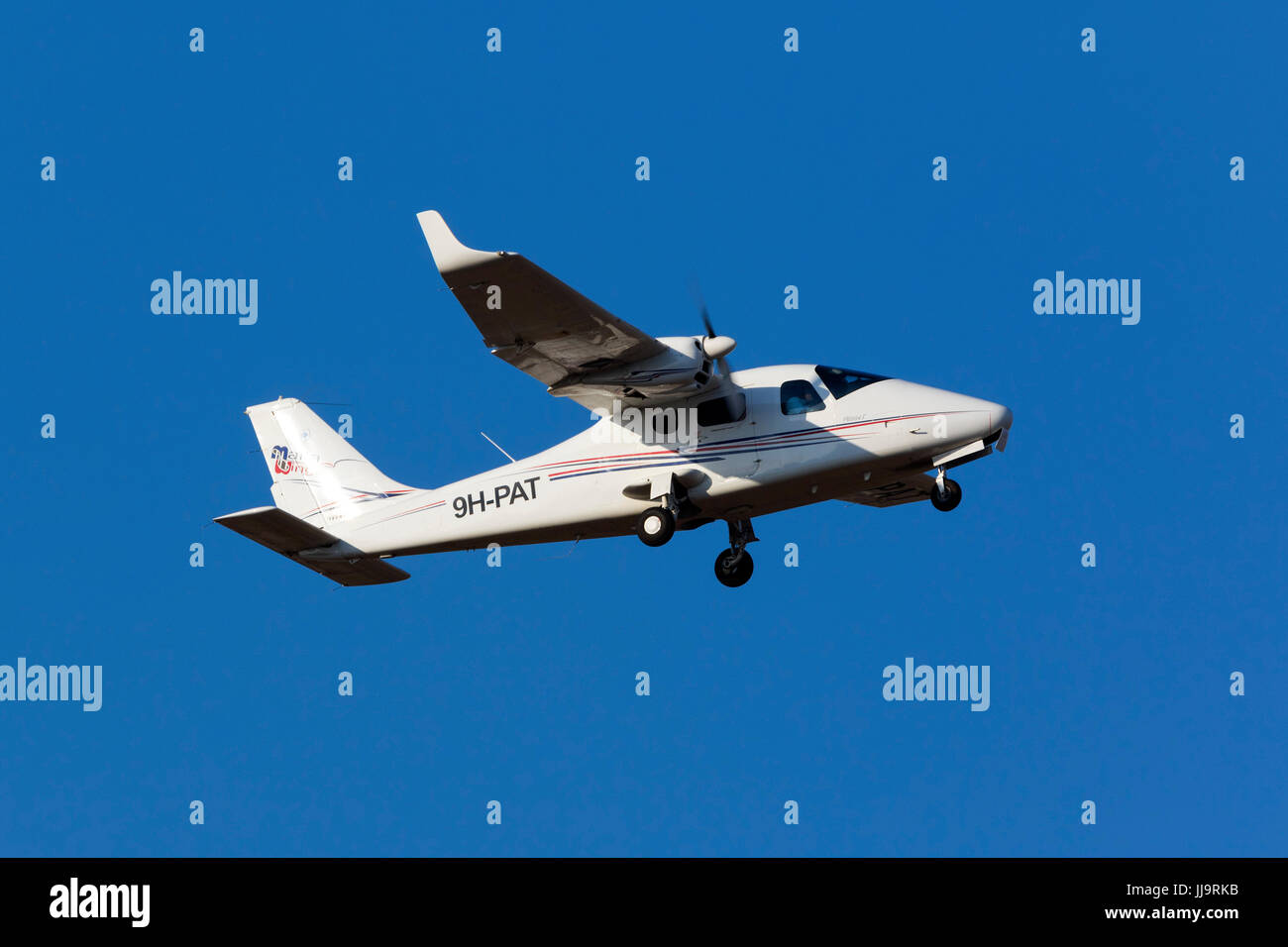 Malta Ali TECNAM P-2006T [REG: 9H-PAT] eseguendo un mancato avvicinamento pista 31. Foto Stock