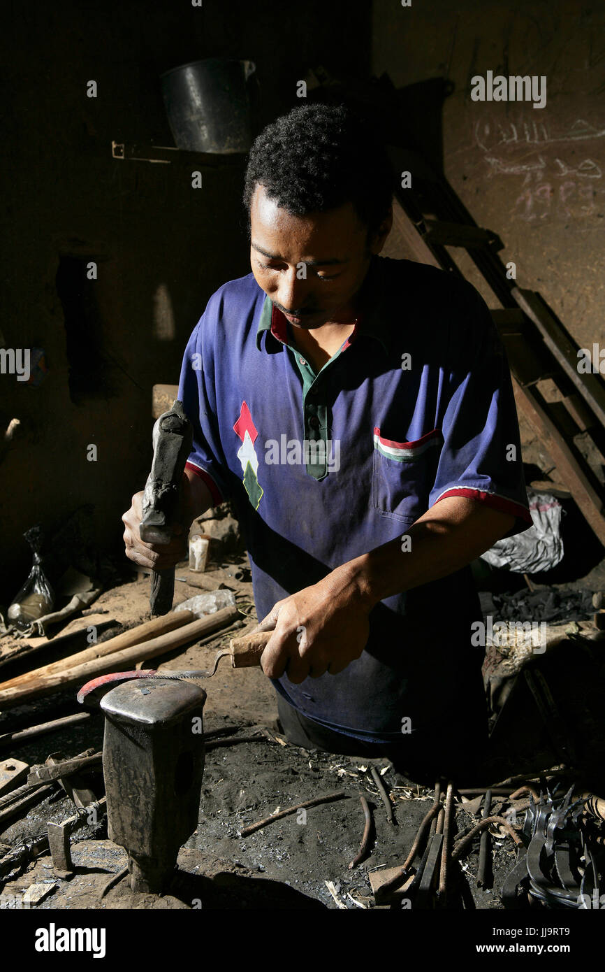 Il Marocco, Souss Massa Draa regione, Zagora, Amezrou,il vecchio stile gioielli artigianali fatti a mano seguendo la tradizione ebraica di artigiani ebraica Foto Stock