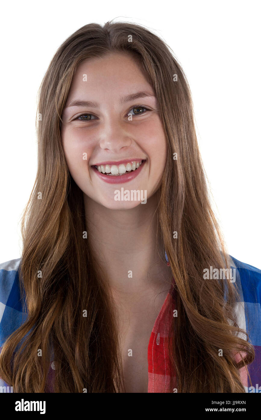 Ritratto di ragazza sorridente contro uno sfondo bianco Foto Stock