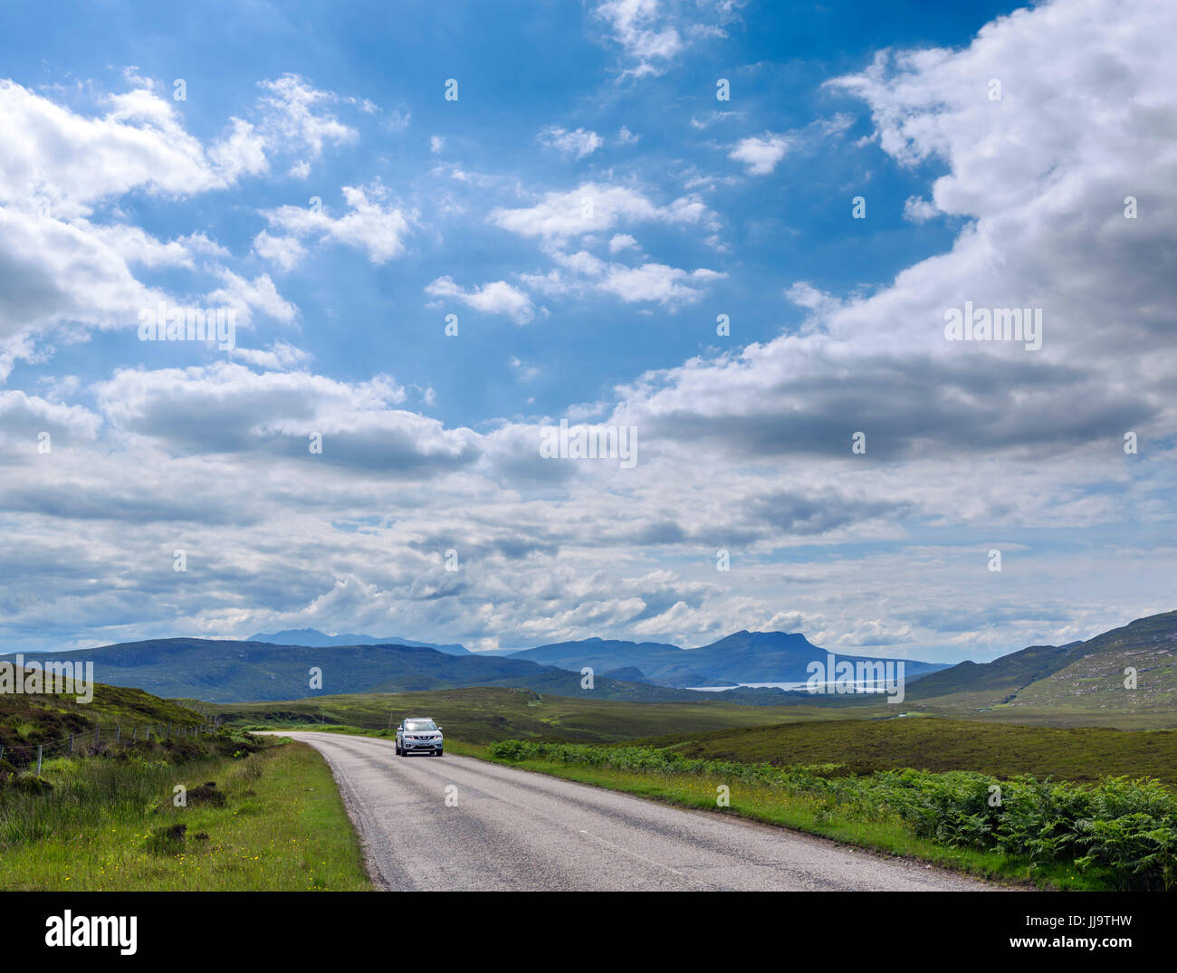 Auto sulla A835 a nord di Strathcanaird, parte della costa Nord 500 percorso panoramico, Wester Ross, Highland, Scotland, Regno Unito Foto Stock