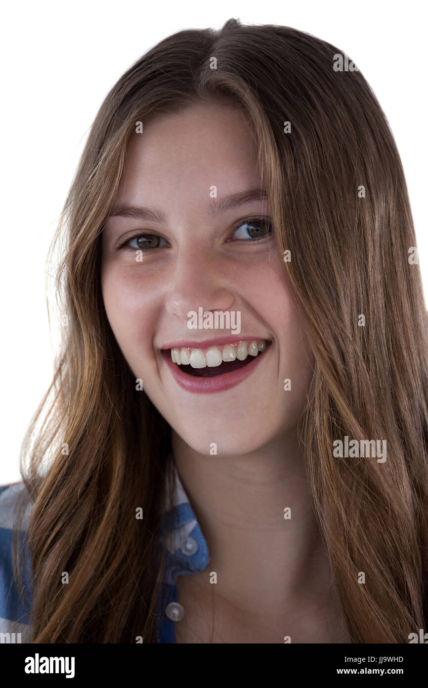 Ritratto di ragazza sorridente contro uno sfondo bianco Foto Stock