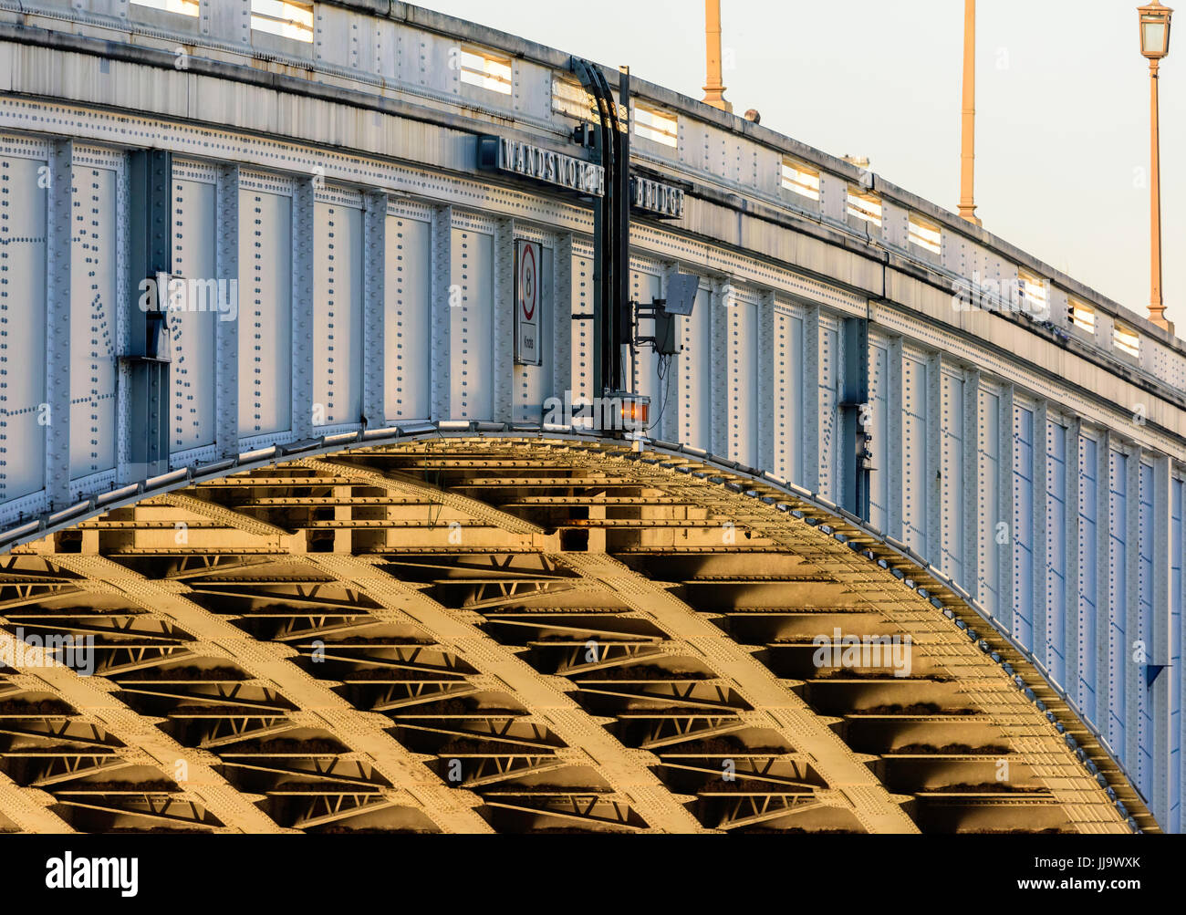 Wandsworth Bridge in un pomeriggio soleggiato Foto Stock