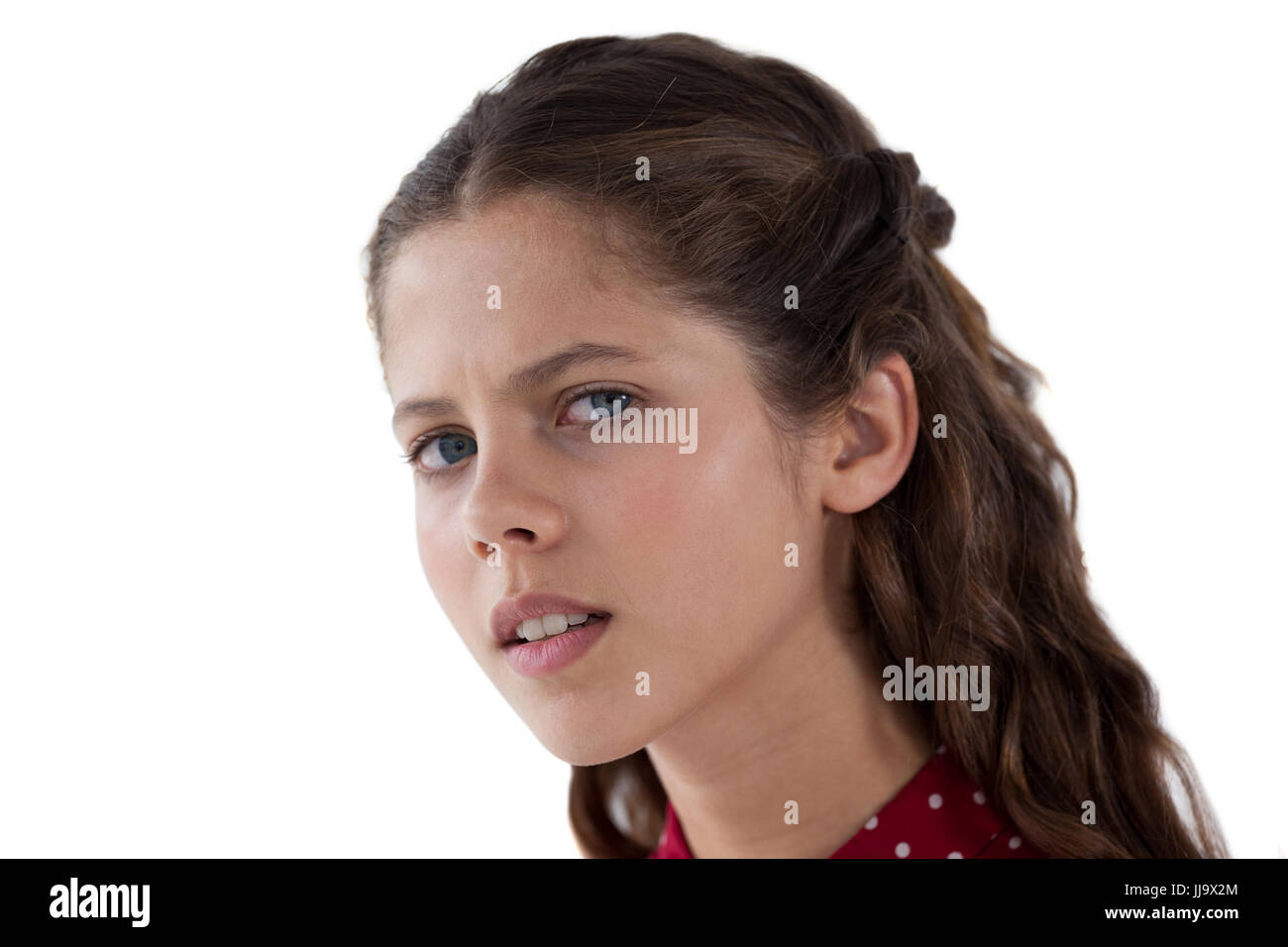 Vista laterale della ragazza adolescente contro uno sfondo bianco Foto Stock