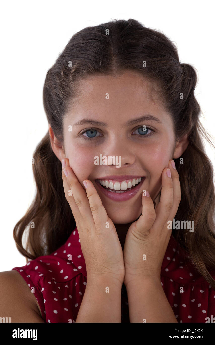 Ritratto di sorpreso ragazza adolescente in piedi contro uno sfondo bianco Foto Stock