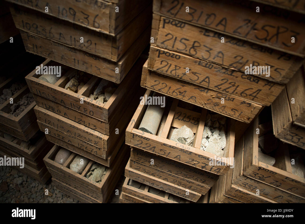 Scatole di legno riempita con core di campioni di esplorazioni di data mining. Foto Stock