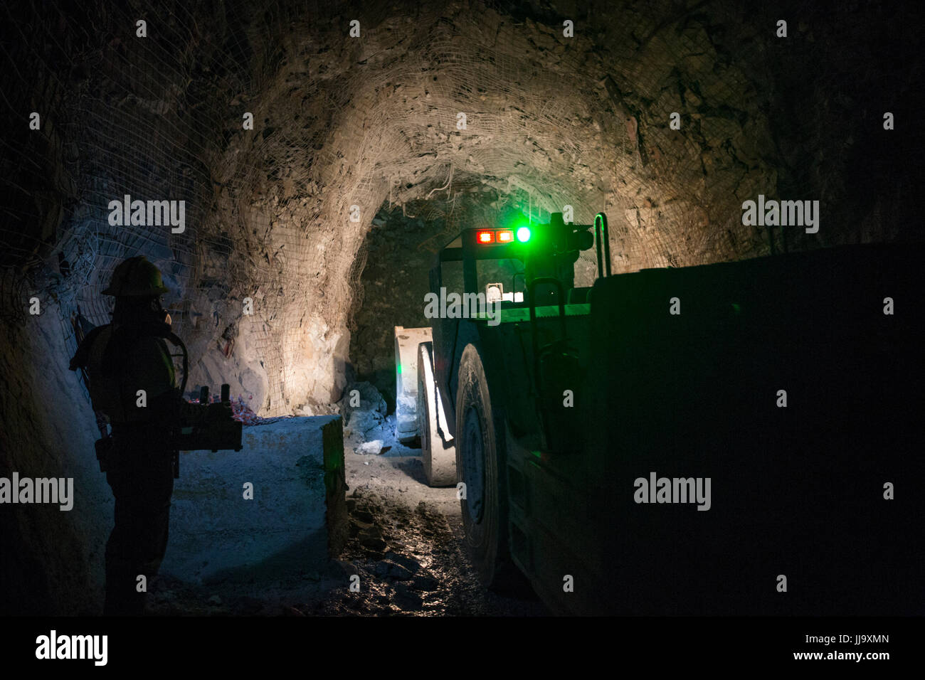Attrezzature pesanti operatore manovre in remoto il suo caricatore nell'albero. Questo riduce i pericoli di essere intrappolati in una grotta in durante la rimozione del minerale e roccia. Foto Stock