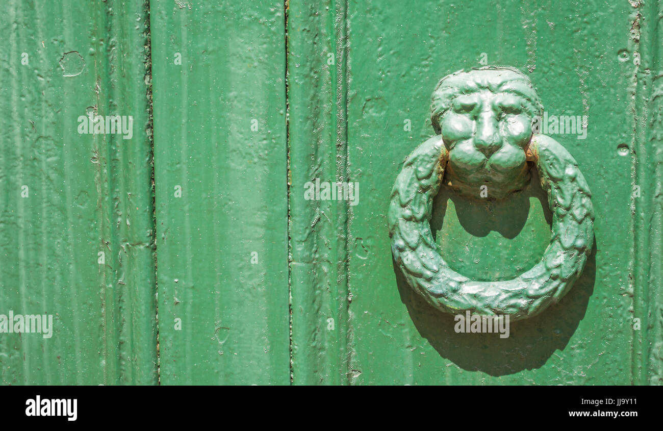 Close up di verde testa leone porta respingente sul cimitero cripta in Massachusetts Foto Stock