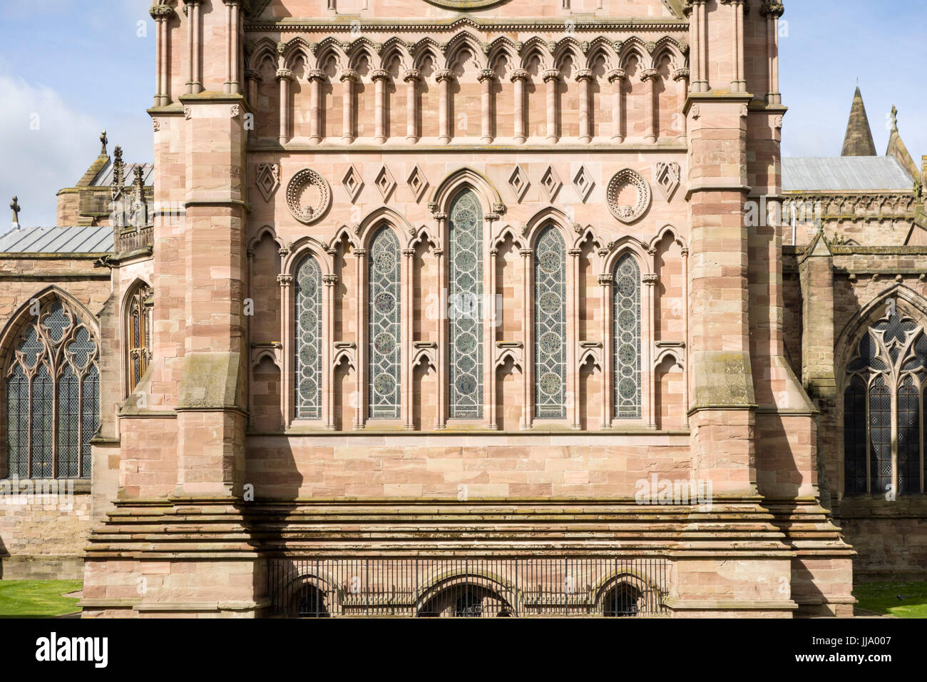 Un dettaglio architettonico dell'East End di Hereford cattedrale gotica che mostra lancet windows e arcading. Foto Stock