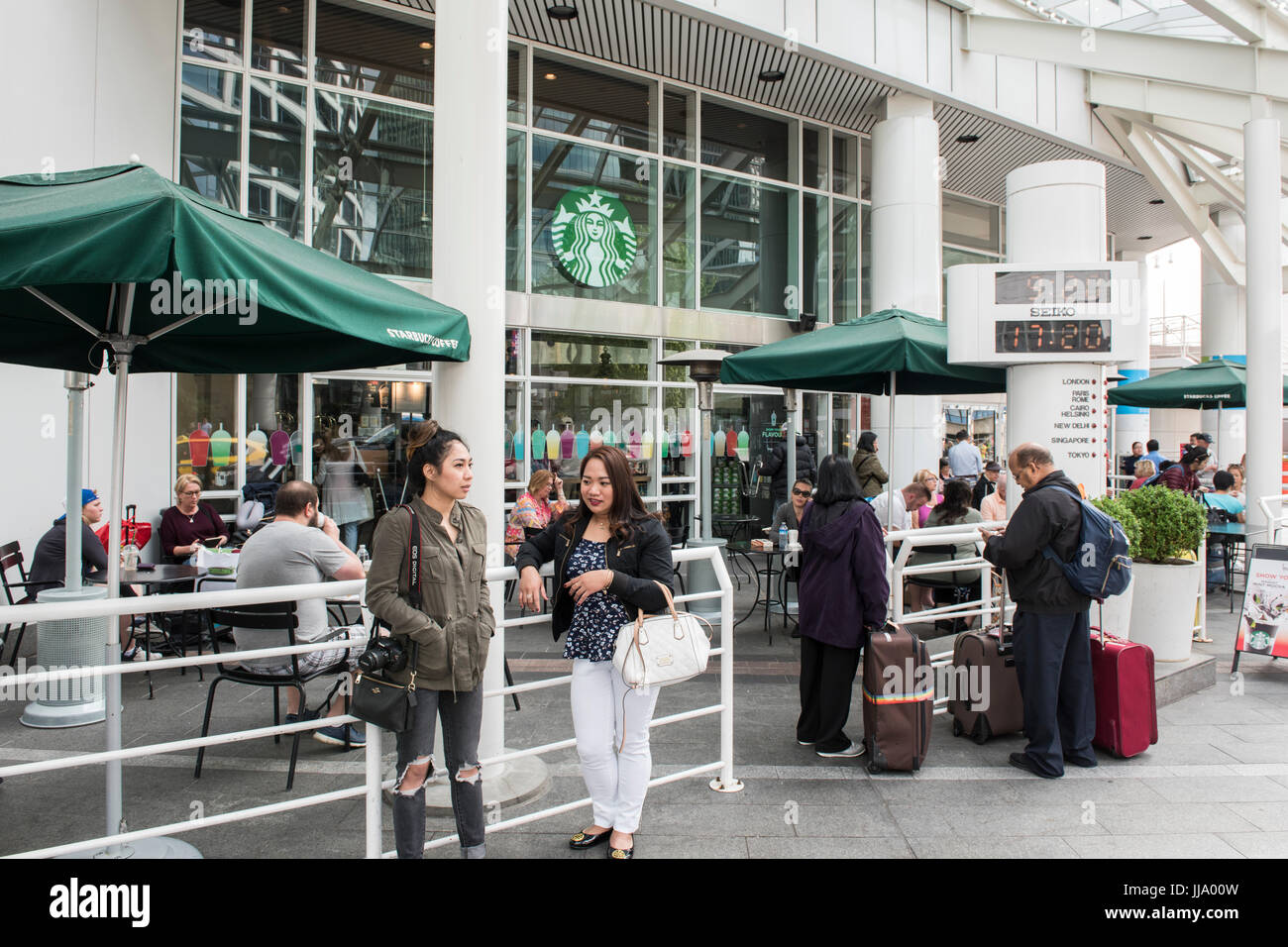 Le persone al di fuori del centro cittadino di Vancouver Starbucks. Foto Stock