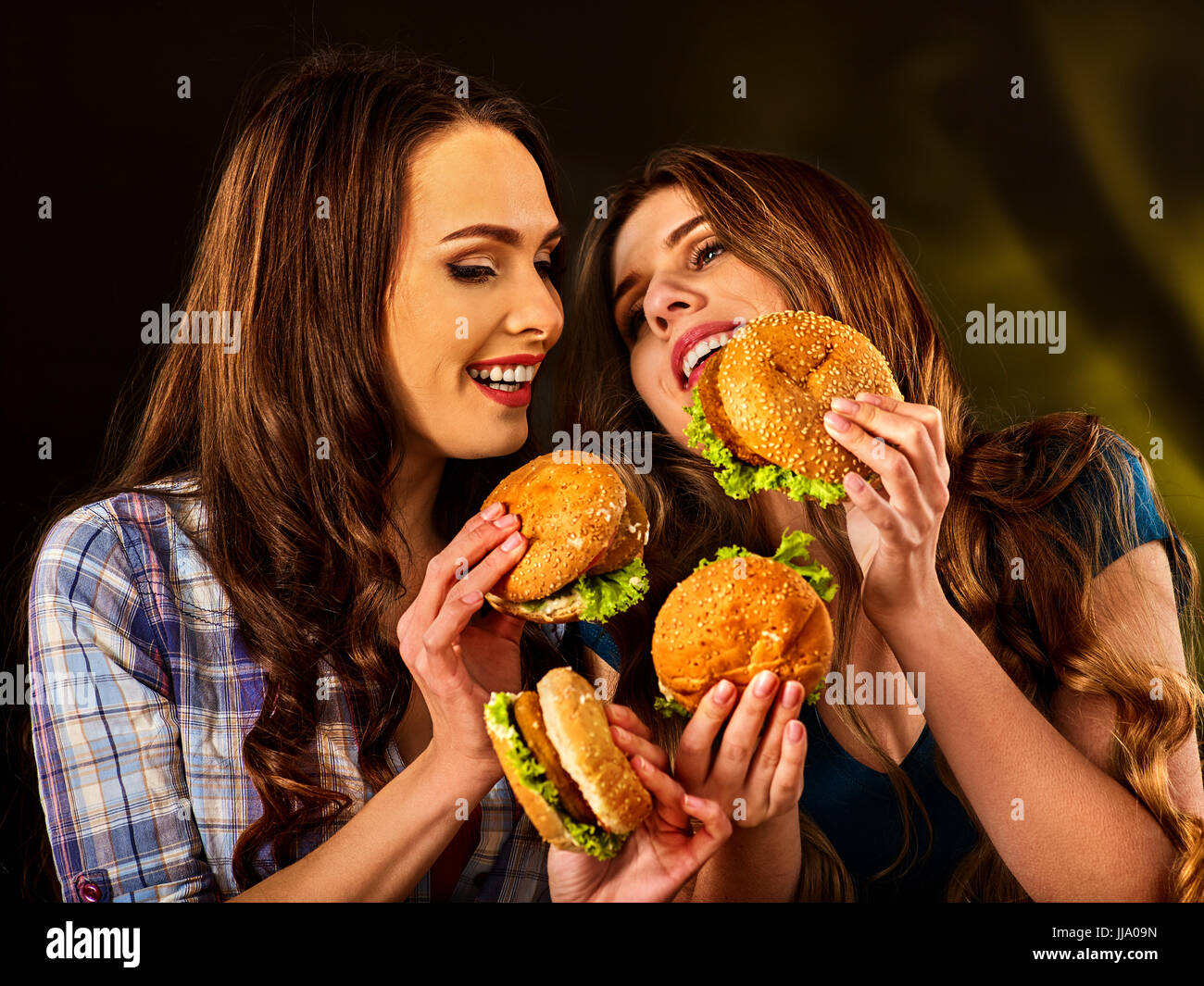 Hamburger fast food con prosciutto . Buona fast food concept. Foto Stock