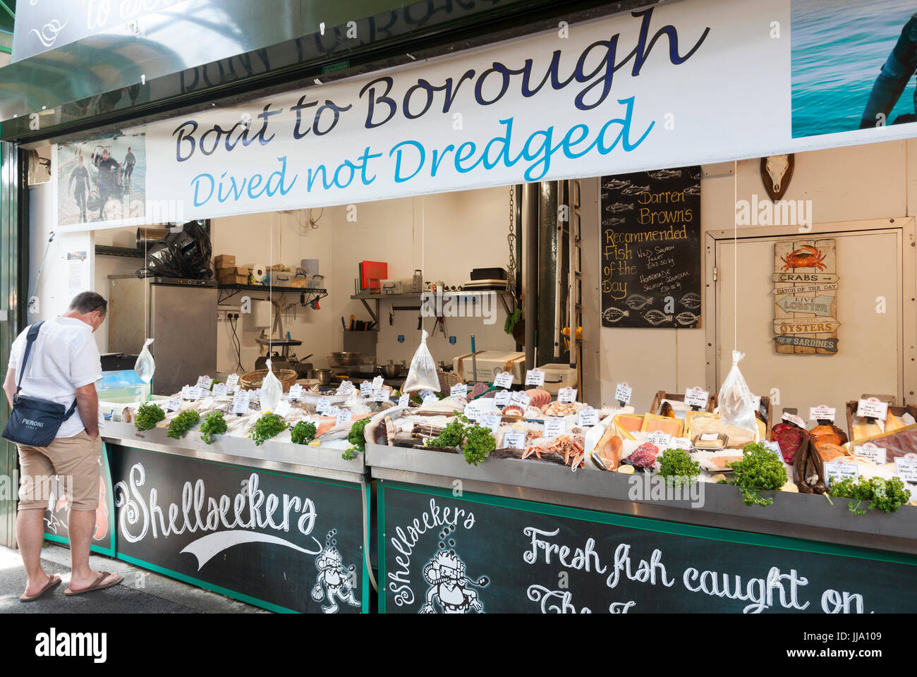 Shellseekers sostenibile stallo di frutti di mare, 'Dived, non dragati' nel mercato di Borough, il famoso storico mercato alimentare a Southwark, Londra centrale. Foto Stock