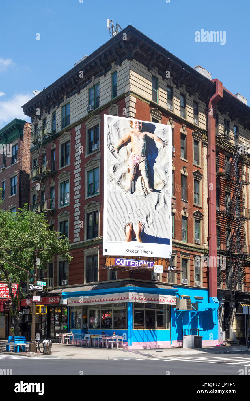 Un enorme cartellone pubblicitario per la fotocamera di iPhone 7 appeso sul lato di un piccolo edificio a SoHo, New York, NY Foto Stock