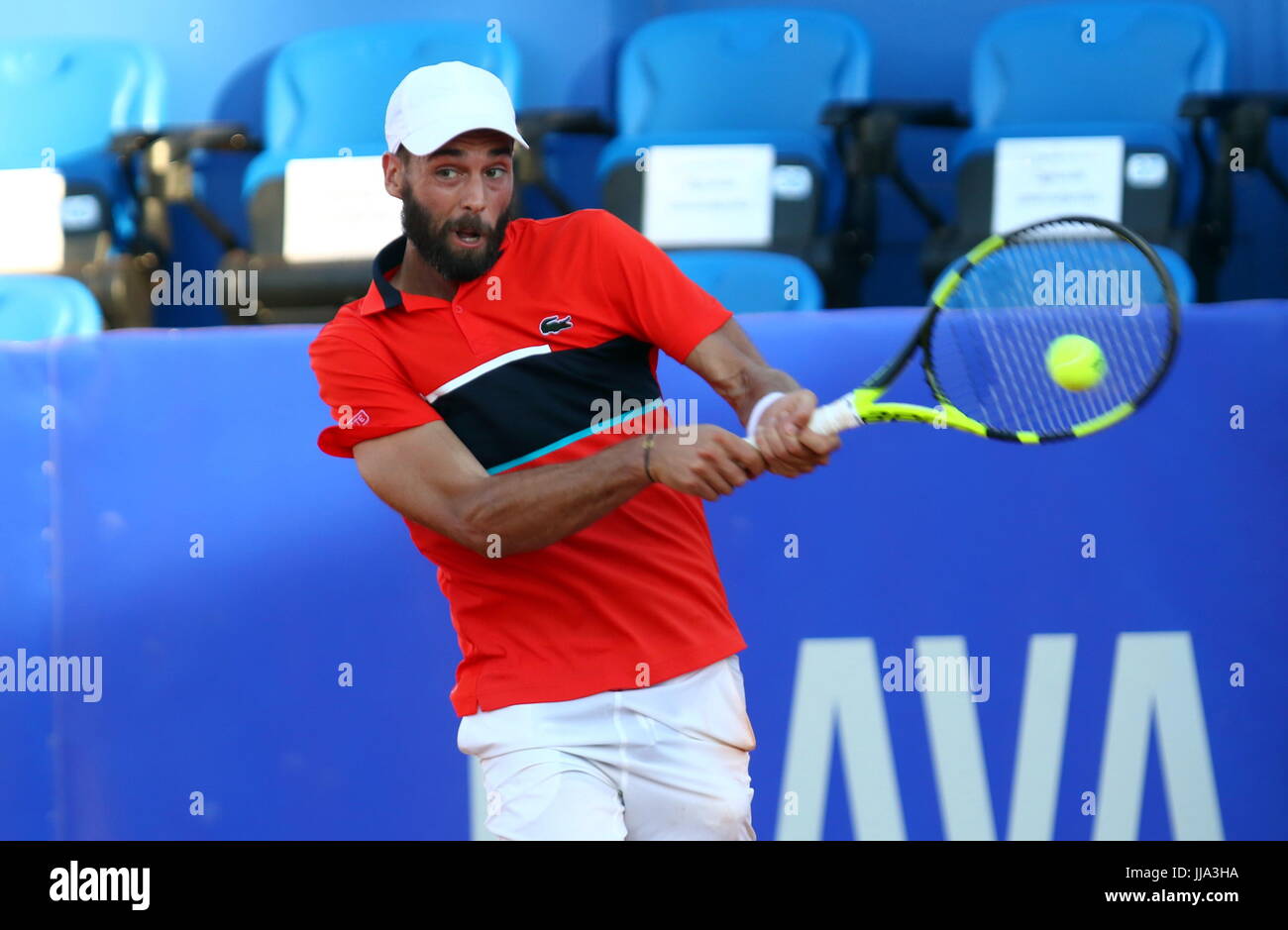 Umag, Croazia. 18 lug 2017. Benoit Paire della Francia colpisce un ritorno di Kenny De Schepper della Francia durante il match singles Paire v De Schepper all'ATP 28 Plava Laguna Croatia Open Tournament all'Goran Ivanisevic ATP Stadium, il 18 luglio 2017 a Umag. Credito: Andrea Spinelli/Alamy Live News Foto Stock