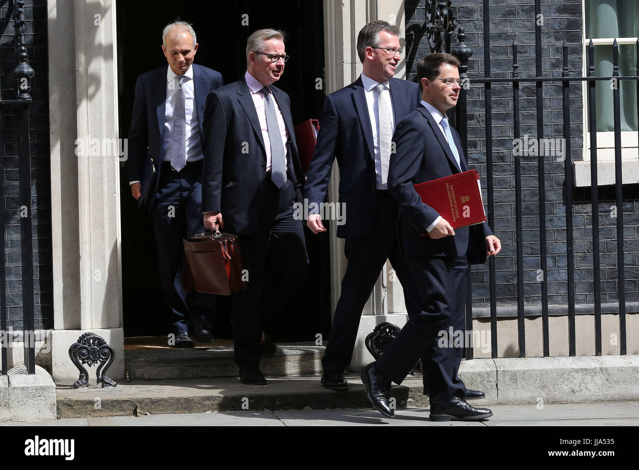 Downing Street. Londra, Regno Unito. 18 Luglio, 2017. James Brokenshire - Segreteria di Stato per l'Irlanda del Nord, Jeremy Wright QC - Procuratore generale, Michael Gove - Segreteria di Stato per l'ambiente, l'alimentazione e gli affari rurali e David Lidington CBE - Lord Cancelliere e segretario di Stato per la giustizia (l a r) lascia l'ultimo REGNO UNITO settimanale riunione del gabinetto al numero 10 di Downing Street prima della pausa estiva. Credito: Dinendra Haria/Alamy Live News Foto Stock