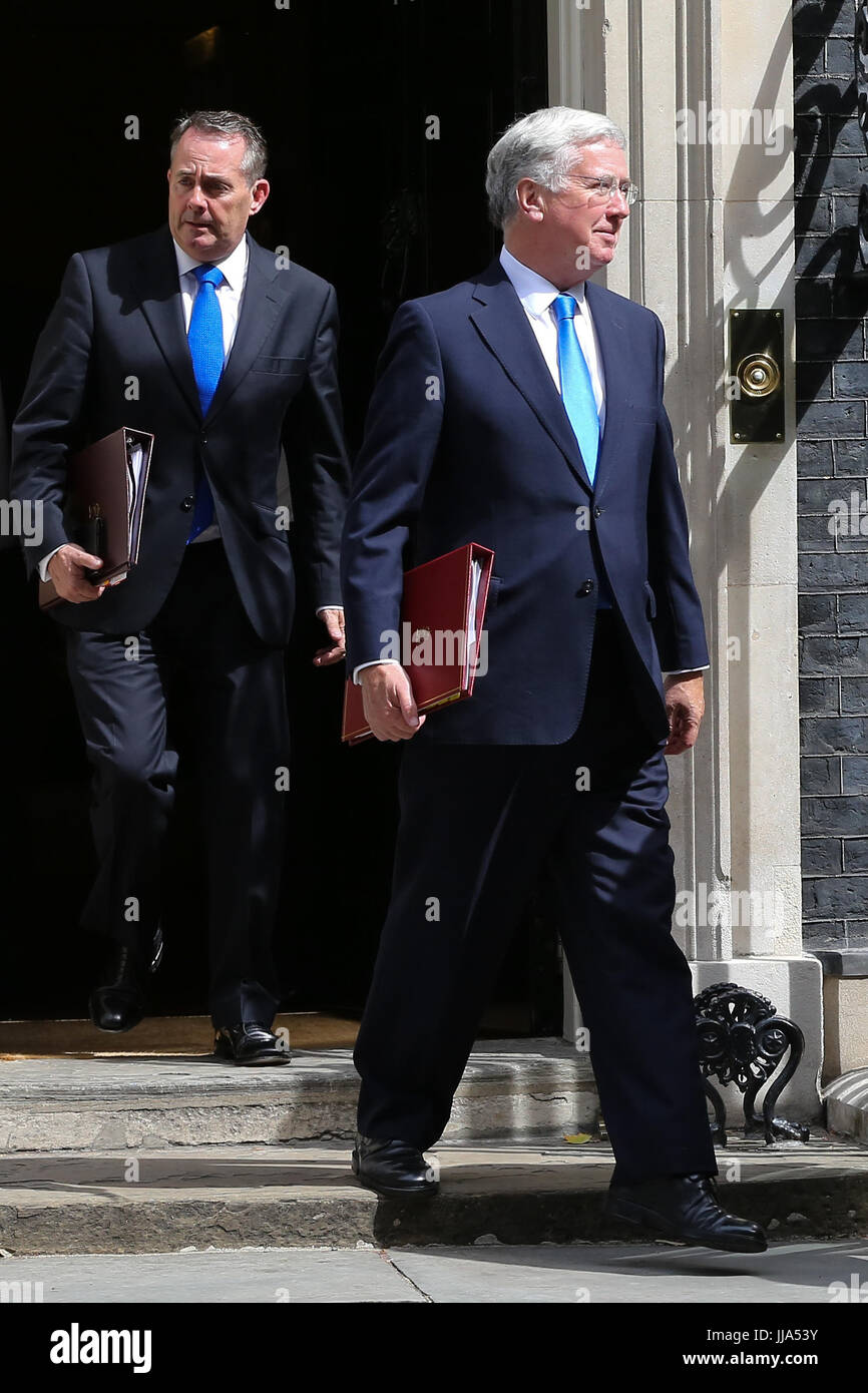 Downing Street. Londra, Regno Unito. 18 Luglio, 2017. Liam Fox - Segreteria di Stato per il commercio internazionale e il presidente del consiglio di amministrazione del Commercio e Sir Michael Fallon KCB - Segretario di Stato per la difesa (l a r) lascia l'ultimo REGNO UNITO settimanale riunione del gabinetto al numero 10 di Downing Street prima della pausa estiva. Credito: Dinendra Haria/Alamy Live News Foto Stock