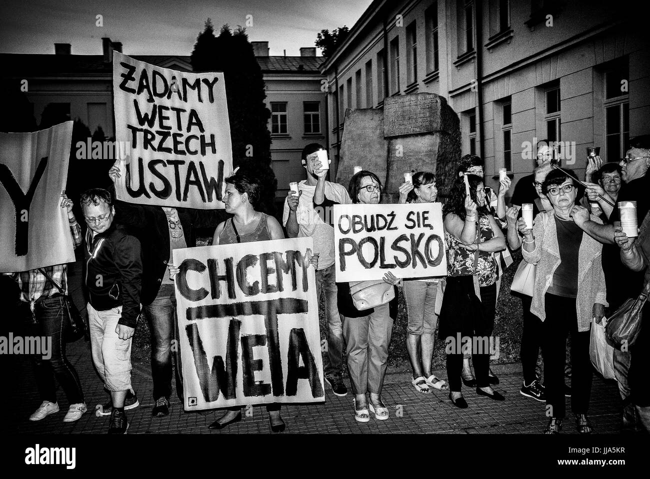 Plock, Polonia. 18 Luglio, 2017. I partecipanti nella catena di luce' protestare con candele tenere il prostest al di fuori della Corte in P?ock, Polonia il 18.07.2017. Durante il terzo giorno contro la politicizzazione della giustizia contestatori chiamare presidente polacco "di porre il veto sulle leggi del giudice comune nazionale ed il Consiglio giudiziario". I banner di dire 'vogliamo porre il veto", "vogliamo porre il veto di tre atti " e " Polonia wake up" da Wiktor Dabkowski | Utilizzo di credito in tutto il mondo: dpa/Alamy Live News Foto Stock