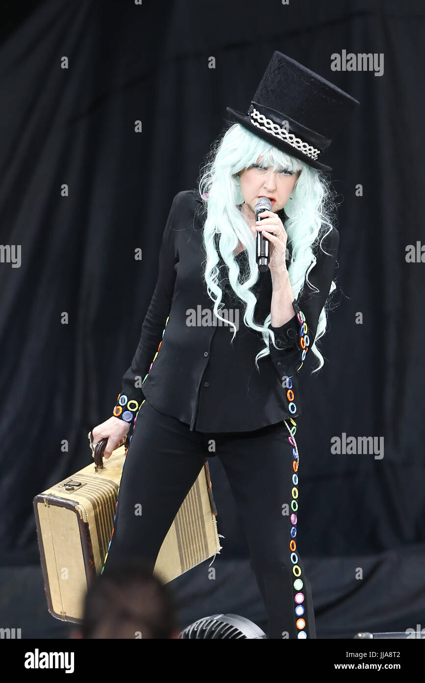 Wantagh, New York, Stati Uniti d'America. . 18 Luglio, 2017. Il cantante Cyndi Lauper esegue in concerto a Northwell la salute di Jones Beach Theatre sulla luglio 18, 2017 in Wantagh, New York. Credito: AKPhoto/Alamy Live News Foto Stock