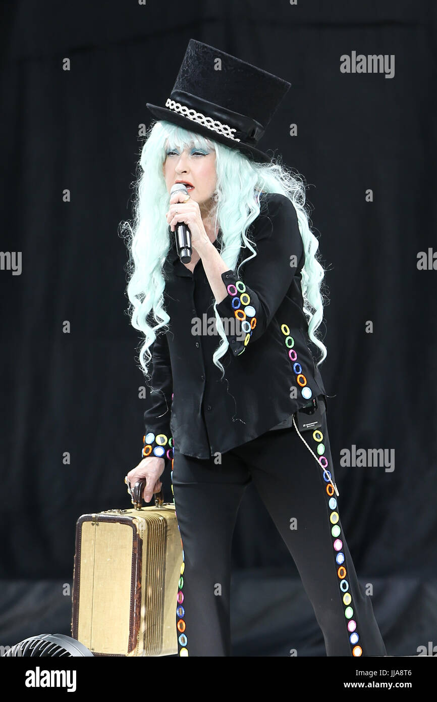 Wantagh, New York, Stati Uniti d'America. . 18 Luglio, 2017. Il cantante Cyndi Lauper esegue in concerto a Northwell la salute di Jones Beach Theatre sulla luglio 18, 2017 in Wantagh, New York. Credito: AKPhoto/Alamy Live News Foto Stock