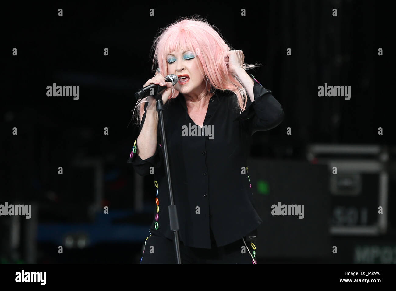 Wantagh, New York, Stati Uniti d'America. . 18 Luglio, 2017. Il cantante Cyndi Lauper esegue in concerto a Northwell la salute di Jones Beach Theatre sulla luglio 18, 2017 in Wantagh, New York. Credito: AKPhoto/Alamy Live News Foto Stock