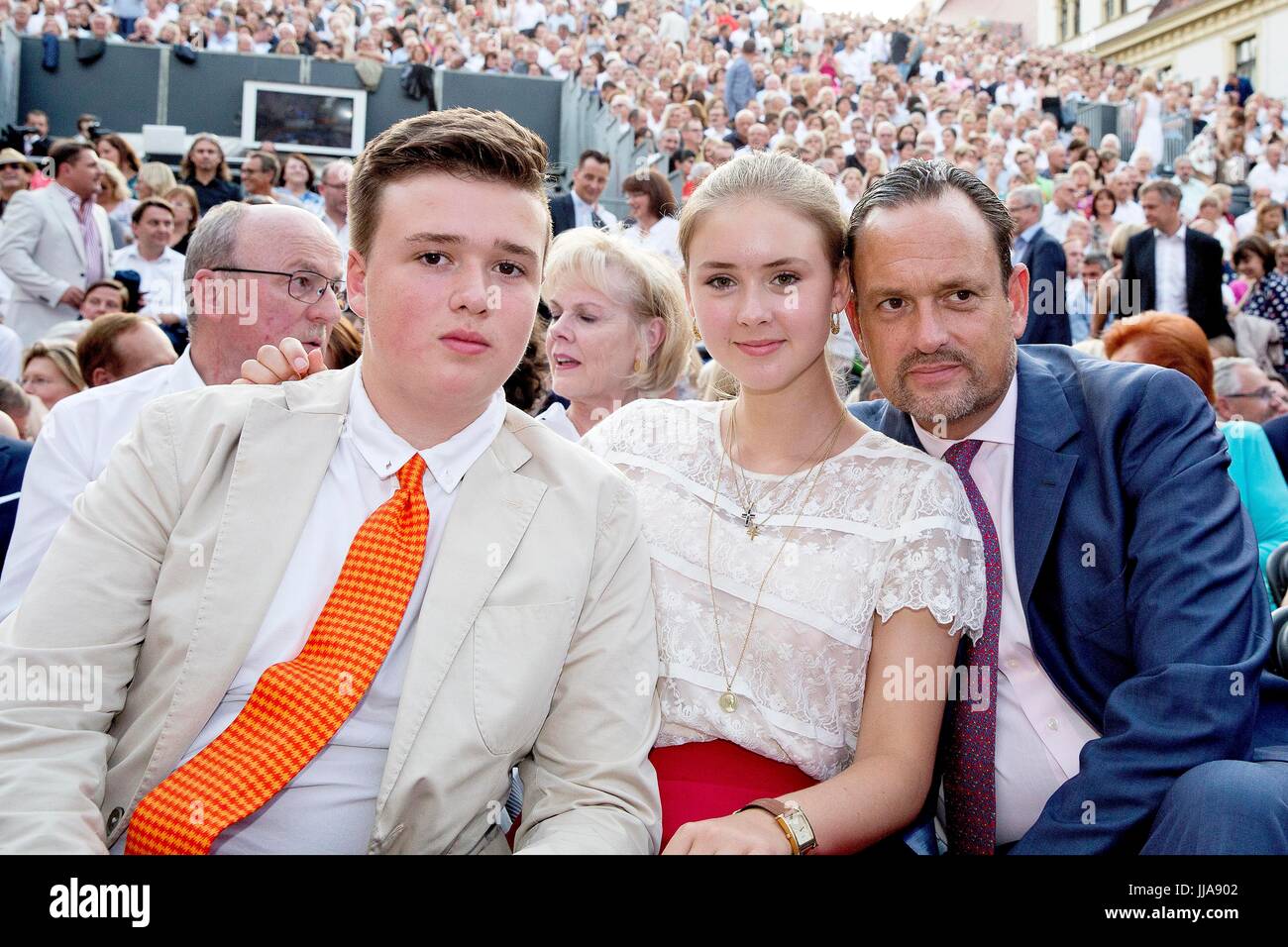 Maximus, Conte di Schönburg-Glauchau, Maria-Letitia, contessa di Schönburg-Glauchau e Alexander, Conte di Schönburg-Glauchau presso il San Emmeram castello in Regensburg, il 18 luglio 2017, frequentando il Schlossfestspiele presso il Castello Foto: Albert Nieboer/Paesi Bassi OUT/point de vue fuori - nessun filo SERVICE - foto: Albert Nieboer/Royal Premere Europa/RPE Foto Stock