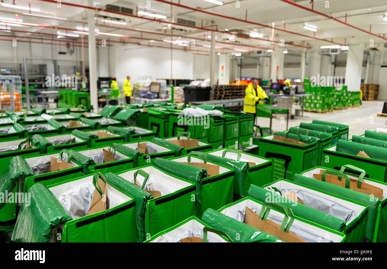 Borse per il trasporto presso il deposito del servizio di consegna di  generi alimentari freschi di Amazon a Berlino, Germania, 18 luglio 2017.  Fresco di Amazon ha iniziato a Berlino e Potsdam