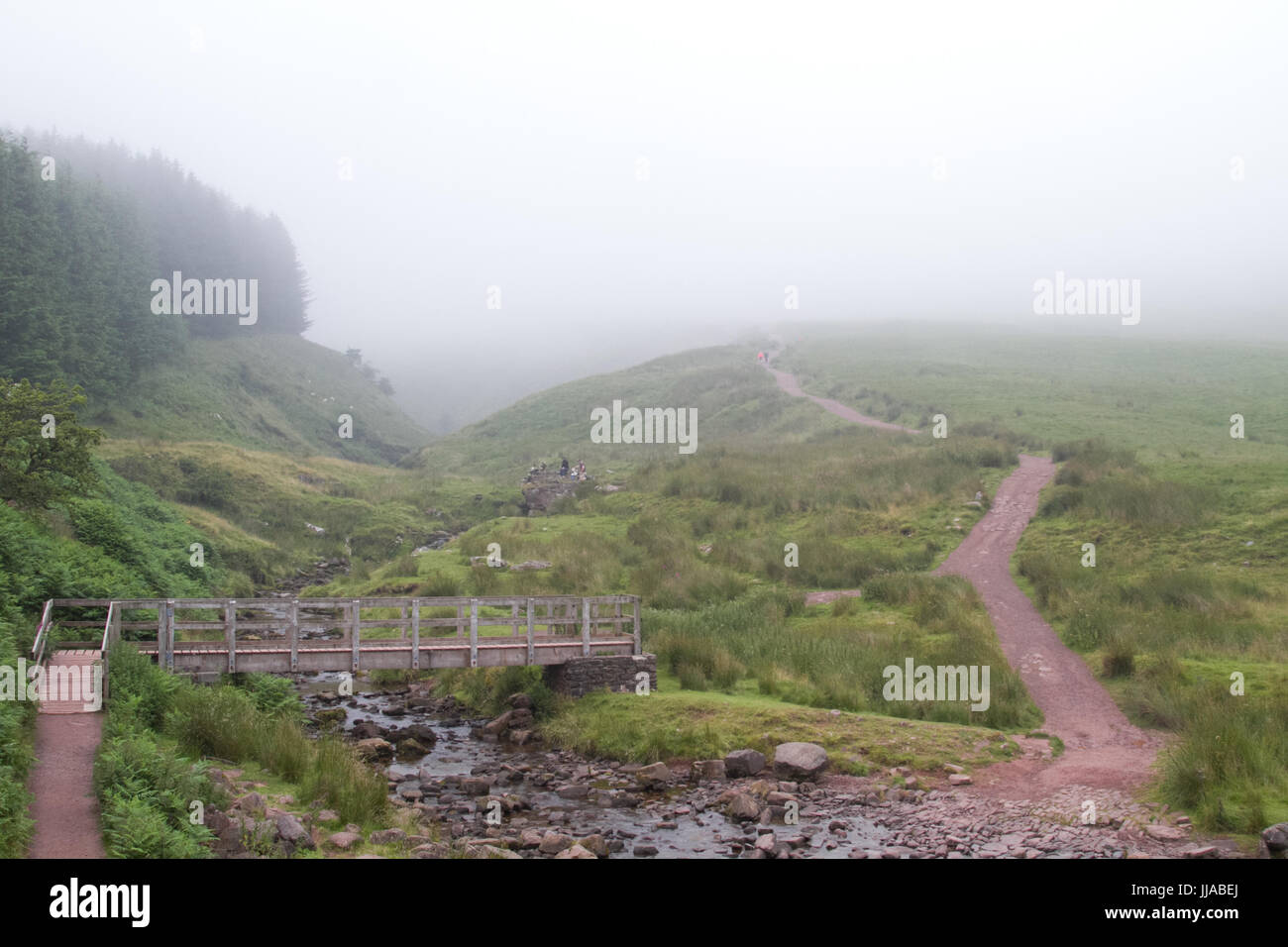 Pont Yr Daf, Brecon Beacons, South Wales, Regno Unito. 19 Luglio, 2017. Meteo REGNO UNITO: la gente a piedi il dignitoso da Pen Y Fan in grave velatura oggi, come temperature umide raggiungere in bassa 30's in alcune parti del paese. Credito: Andrew Bartlett/Alamy Live News Foto Stock