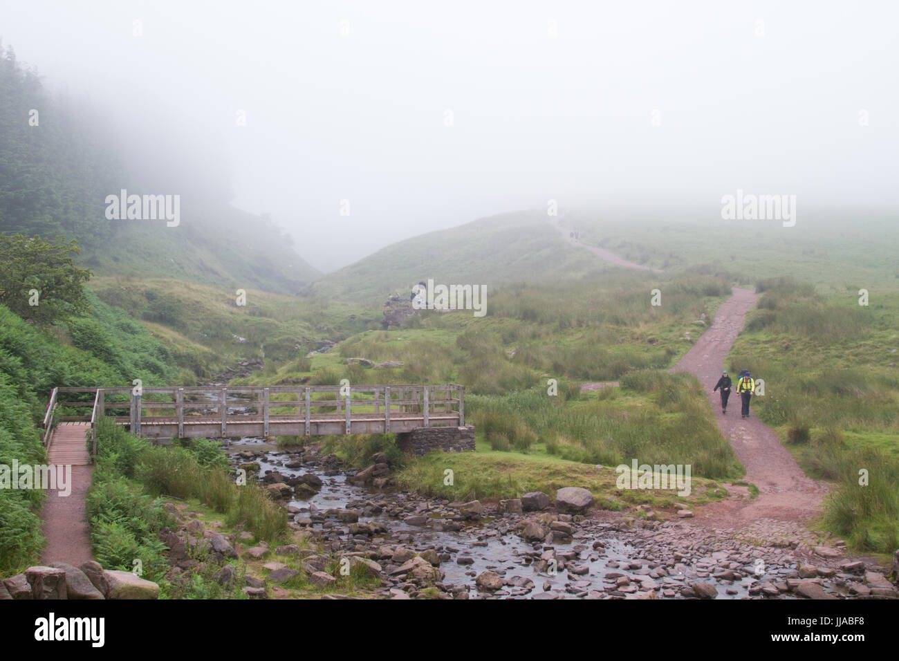 Pont Yr Daf, Brecon Beacons, South Wales, Regno Unito. 19 Luglio, 2017. Meteo REGNO UNITO: la gente a piedi il dignitoso da Pen Y Fan in grave velatura oggi, come temperature umide raggiungere in bassa 30's in alcune parti del paese. Credito: Andrew Bartlett/Alamy Live News Foto Stock