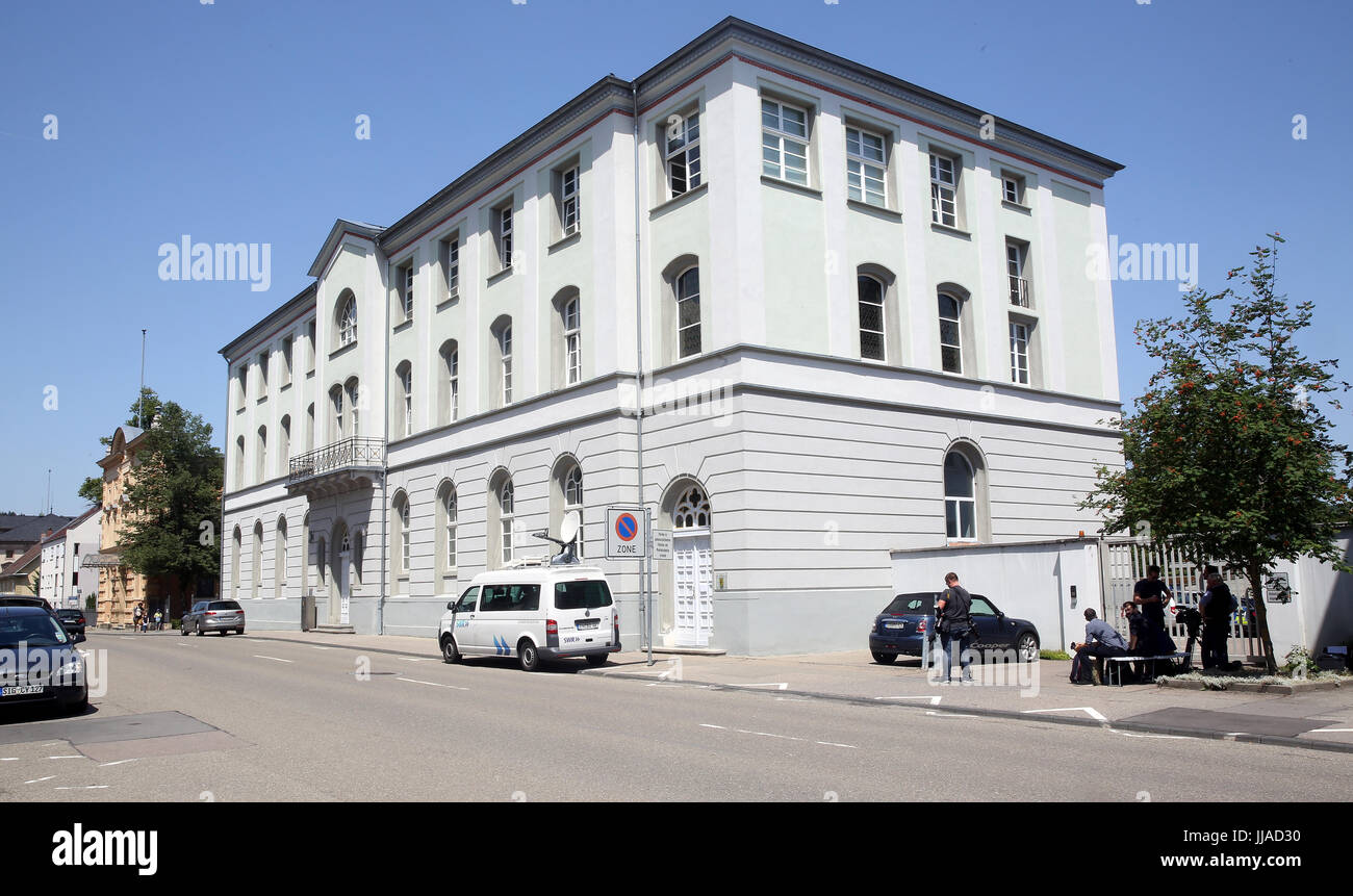 Per Sigmaringen, Germania. 19 lug 2017. Il tribunale amministrativo può essere visto in Sigmaringen, Germania, 19 luglio 2017. Quattro soldati scaricato dal cosiddetto scandalo-barrack in Pfullendorf desidera denunciare il loro modo indietro nel servizio militare. Con la partecipazione al 'battesimi' di nuovi compagni in autunno del 2016 e gennaio 2017 i soldati sono sospettate di aver violato le loro funzioni ufficiali. La loro restante nelle forze armate tedesche costituirebbe una seria minaccia per l'ordine militare e la reputazione delle forze armate tedesche. Attenzione I REDATTORI: convenuto faccia pixelised per motivi legali. Foto Stock