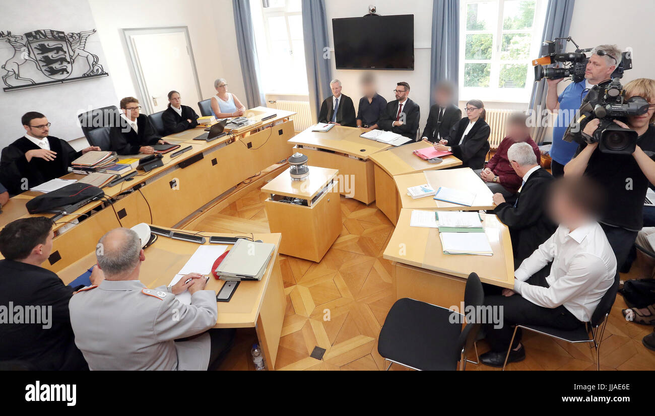 Dpatop - Quattro ex soldati (nascosto) e i loro avvocati seduti in una sala giudiziaria del tribunale amministrativo di Sigmaringen, Germania, 19 luglio 2017. I soldati rilasciato dal cosiddetto scandalo-barrack in Pfullendorf desidera denunciare il loro modo indietro nel servizio militare. Con la partecipazione al 'battesimi' di nuovi compagni in autunno del 2016 e gennaio 2017 i soldati sono sospettate di aver violato le loro funzioni ufficiali. La loro restante nelle forze armate tedesche costituirebbe una seria minaccia per l'ordine militare e la reputazione delle forze armate tedesche. Attenzione I REDATTORI: convenuta fa Foto Stock