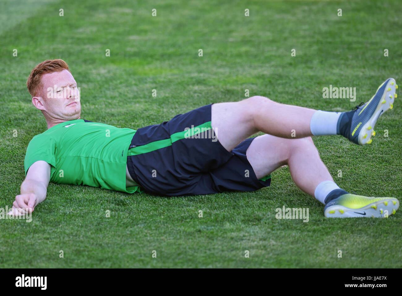 Mlada Boleslav, Repubblica Ceca. 19 Luglio, 2017. Giocatore di calcio GARY SHAW di Shamrock Rovers in azione durante la sessione di formazione prima del secondo turno di qualificazione del calcio europeo lega, seconda gamba Mlada Boleslav vs Shamrock Rovers in Mlada Boleslav, Repubblica Ceca, luglio 19, 2017. Credito: Radek Petrasek/CTK foto/Alamy Live News Foto Stock