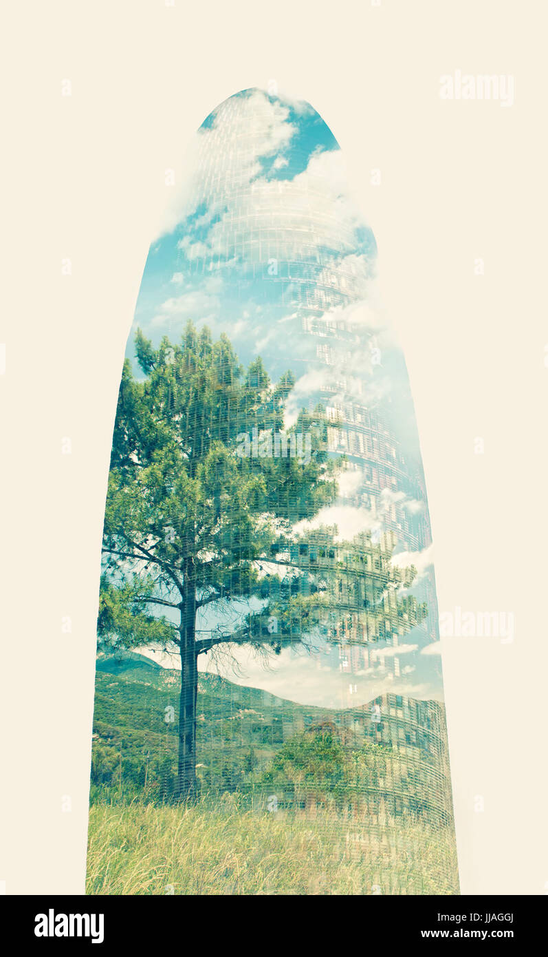 Cross-elaborata doppia esposizione immagine del grattacielo di Barcellona e il paesaggio spagnolo con albero, montagne e il cielo blu, Barcellona, in Catalogna, Spagna Foto Stock