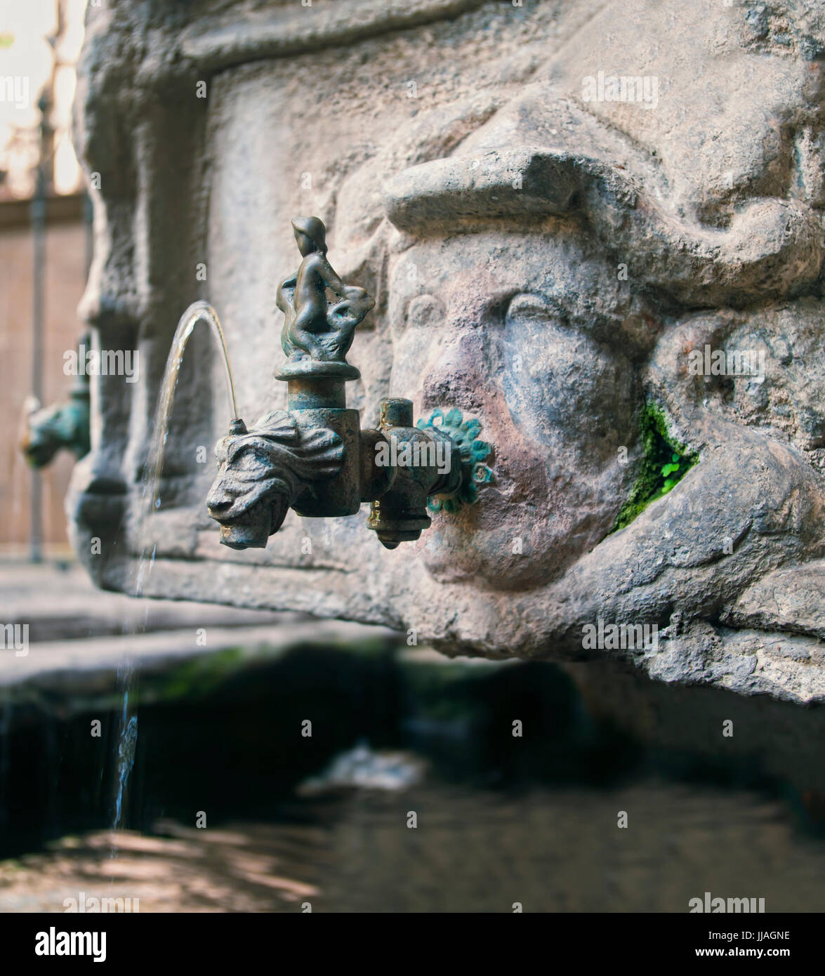 Piccola fontana di pietra al cortile interno della vecchia cattedrale di Santa Croce e di Santa Eulalia a Barcellona, in Catalogna, Spagna Foto Stock