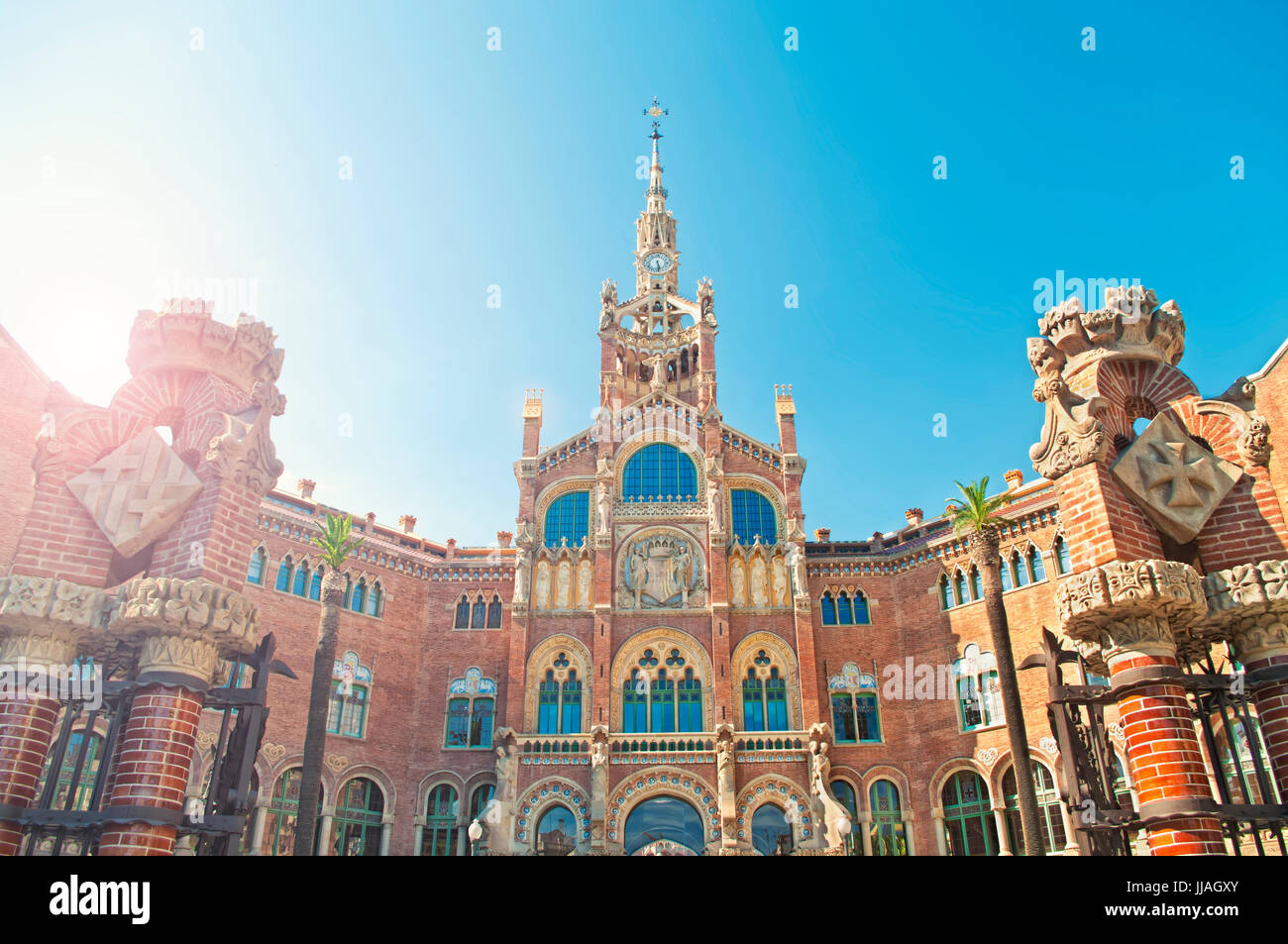 Cross-immagine elaborata dell Ospedale di Santa Croce e San Paolo contro il cielo blu e chiaro su soleggiate giornate estive, Barcellona, in Catalogna, Spagna Foto Stock