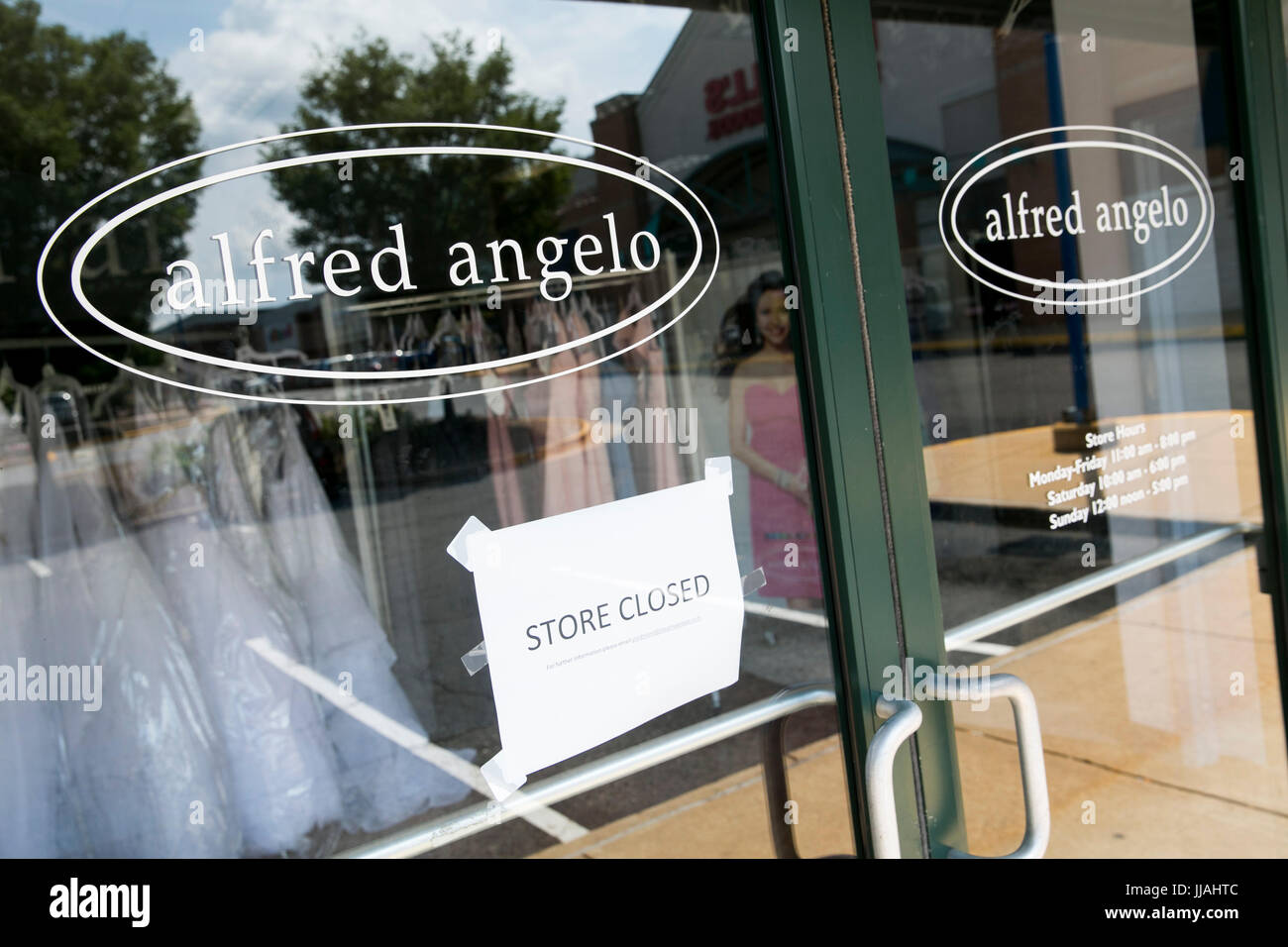 Un 'Store chiuso' firmare al di fuori di un Alfred Angelo Bridal store in Springfield, Virginia il 18 luglio 2017. La società bruscamente chiusa a Foto Stock