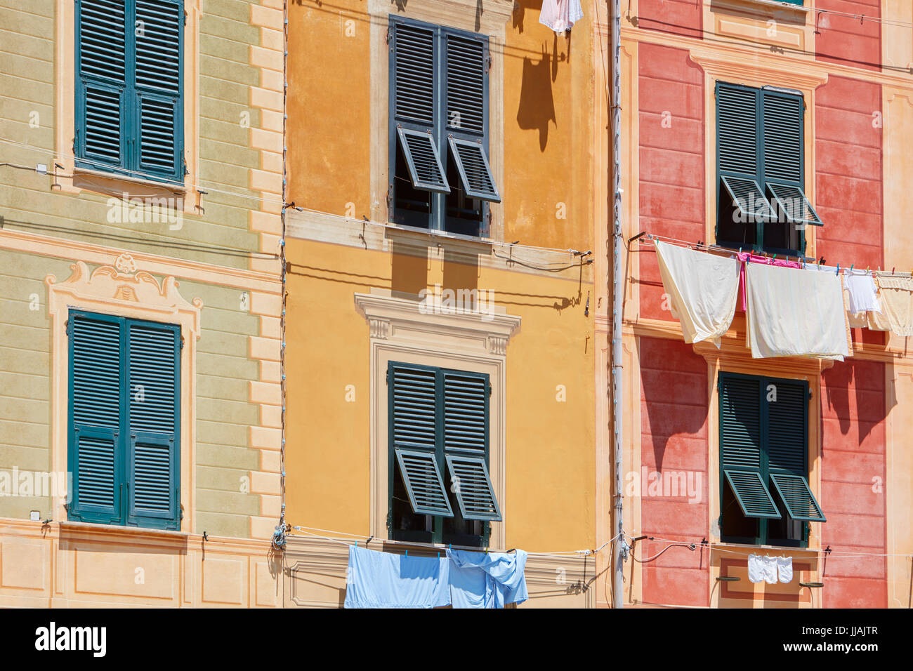 Portofino tipiche case colorate in Italia con asciugatura della biancheria appesa al di fuori della finestra, Liguria Foto Stock