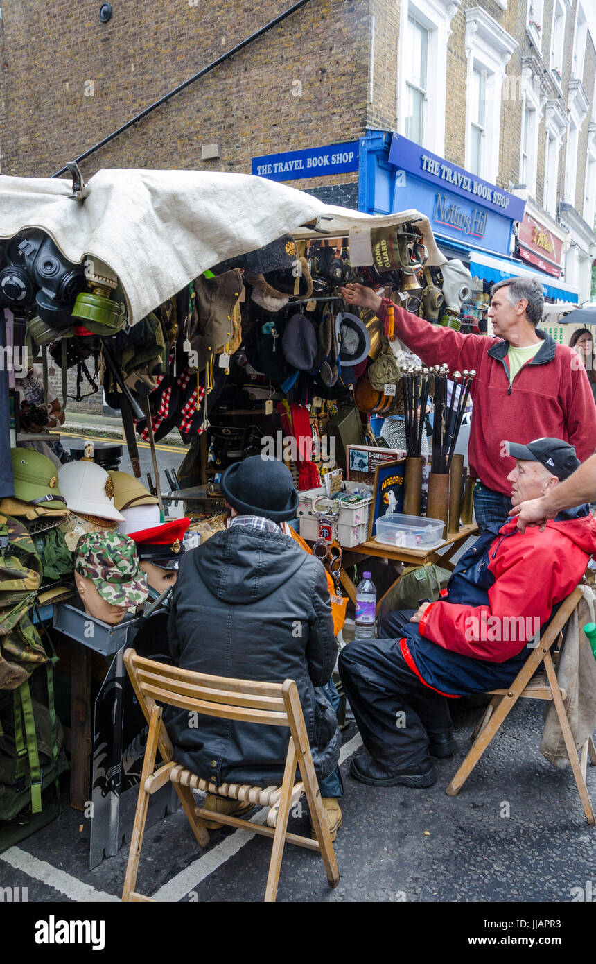 Un mercato in stallo sul Portobello Road vendita di vecchi cimeli della guerra Foto Stock