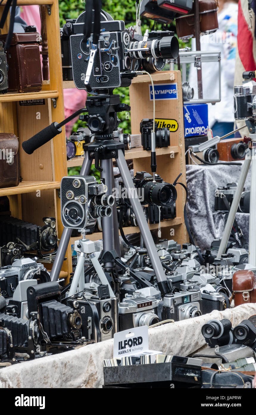 Le fotocamere antiche su una fotocamera vintage stallo del mercato. Foto Stock