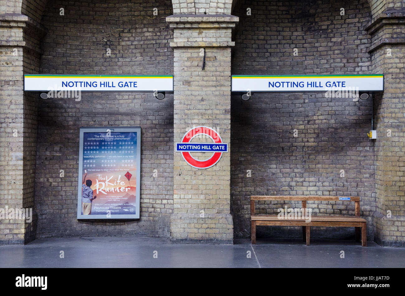 Una piattaforma vuota fino a Notting Hill gate stazione della metropolitana di Londra. Foto Stock