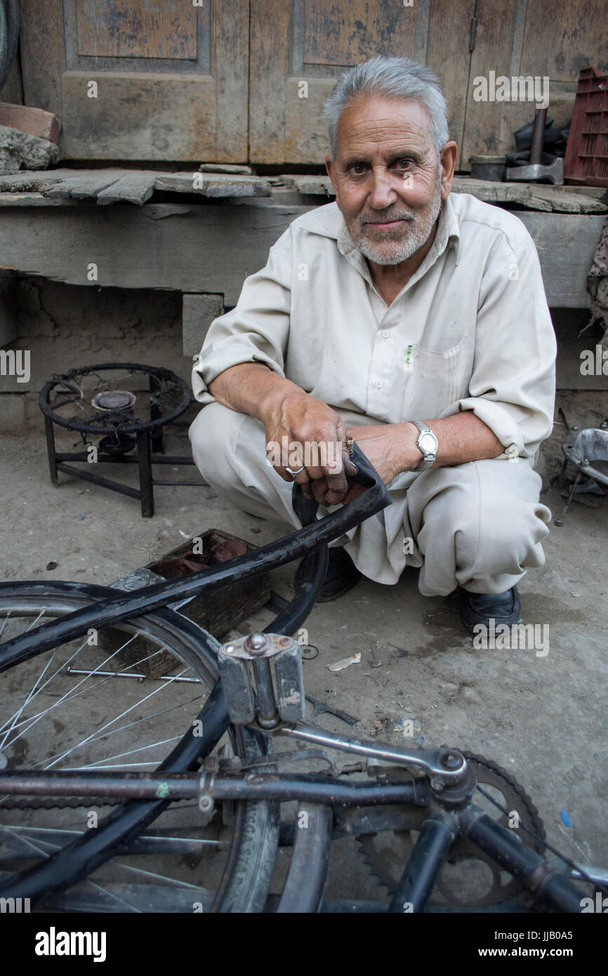 Jammu e Kashmir in India. Ritratto di uomo in centro a Srinagar. Foto Stock