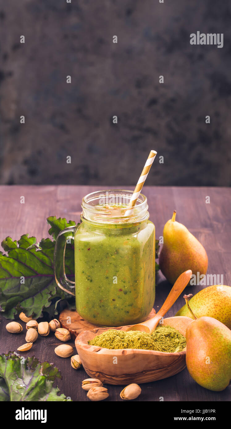 Vaso di verde smoothie con cavoli freschi Foto Stock