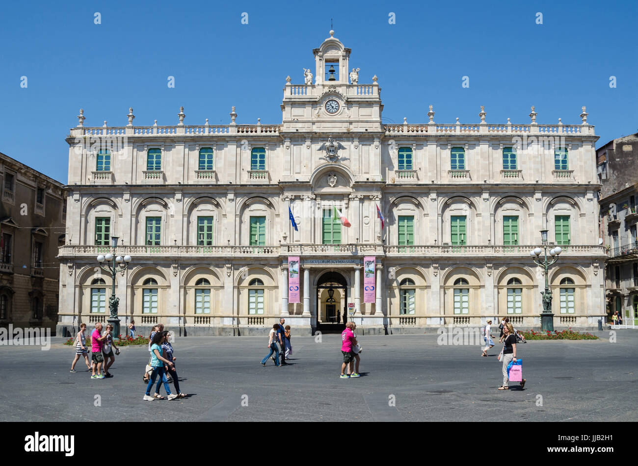 Catania, Italia - Luglio 3, 2017: edificio storico dell'Università, la più antica università della Sicilia, con molte persone che camminano attraverso il luogo. Il suo Foto Stock