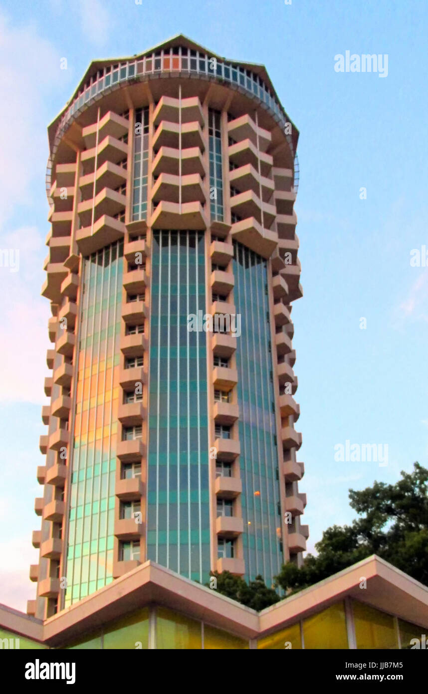 I fondatori grattacielo Torre si erge contro un Oklahoma Cielo di tramonto. Foto Stock